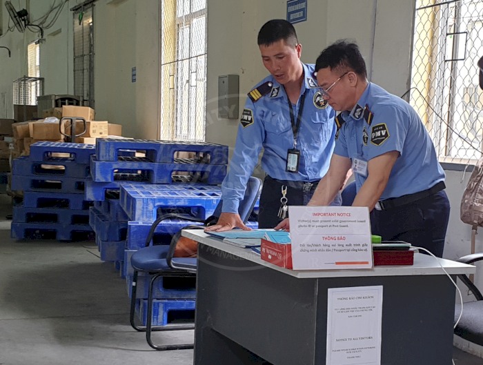 Dịch vụ bảo vệ kho xưởng, kho hàng uy tín, giá rẻ 2 Nhân viên bảo vệ có nhiệm vụ kiểm soát số lượng hàng hóa ra vào xưởng mỗi ngày