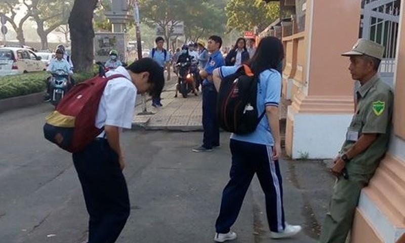 Cần tuyển bảo vệ trường học đi làm ngay, lương cao 2 Bảo vệ trường học có nhiệm vụ bảo đảm an ninh cho toàn trường