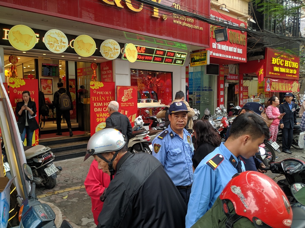 Dịch vụ bảo vệ tiệm vàng uy tín, chất lượng 2 Nhân viên bảo vệ có nhiệm vụ đảm bảo an toàn cho tài sản của tiệm vàng 24/24h
