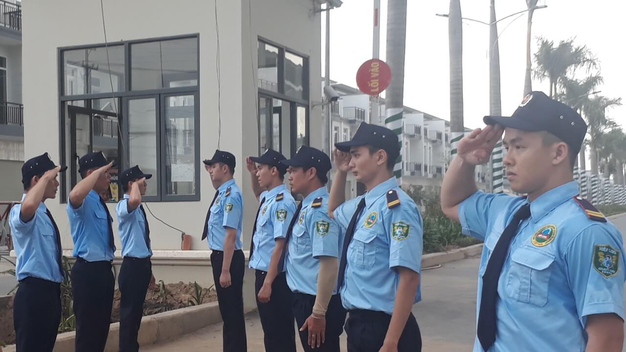 Đội ngũ bảo vệ đem lại sự an tâm cho khách hàng và nhân viên làm việc Đội ngũ bảo vệ đem lại sự an tâm cho khách hàng và nhân viên làm việc