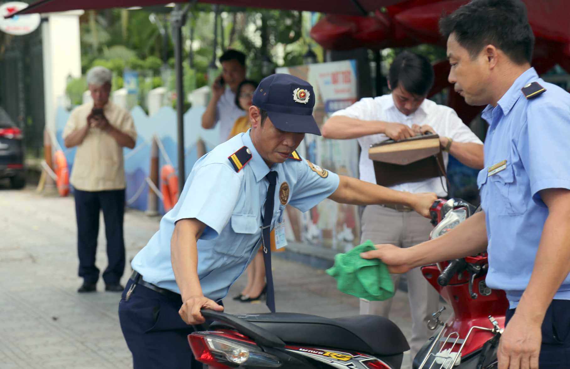 Nhân viên bảo vệ tận tình giúp đỡ khách hàng Nhân viên bảo vệ tận tình giúp đỡ khách hàng