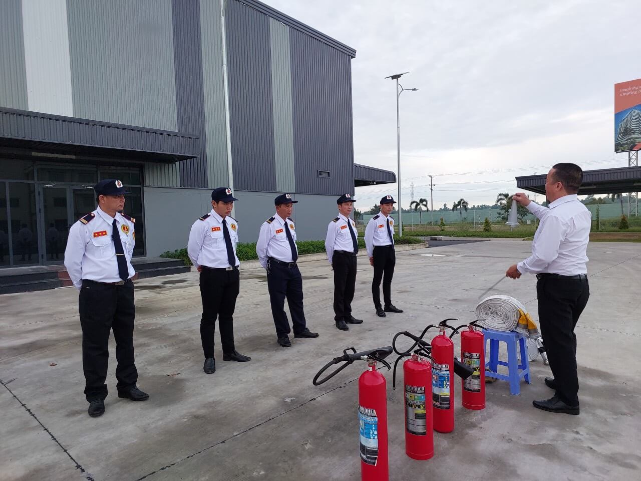 Đội ngũ bảo vệ chuyên nghiệp tham gia huấn luyện kỹ năng xử lý tình huống Công ty dịch vụ bảo vệ tại Thuận An 5