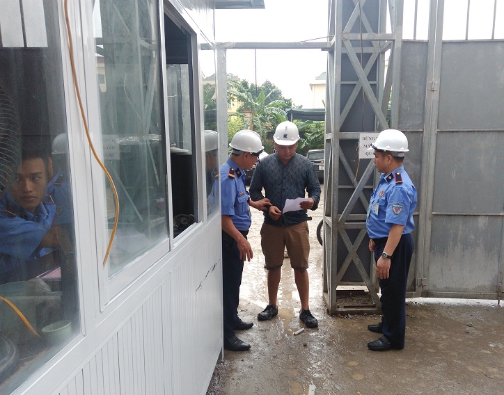 Dịch vụ bảo vệ công trình, công trường xây dựng Kubet 5 Nhân viên bảo vệ có nhiệm vụ kiểm tra trang thiết bị được đưa vào và ra khỏi công trường